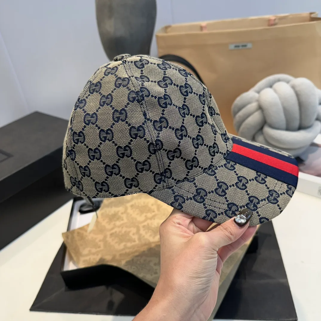 P90 Gucci (Gucci) new original baseball cap, double G webbing. 1:1 mold customization, heavy embroidery, details comparable to those at counters, original canvas fabric + first layer cowhide, excellent quality! The first choice for handsome men and beautiful women, fashionable and versatile. The basic head circumference is 56cm, and the patch is adjustable.