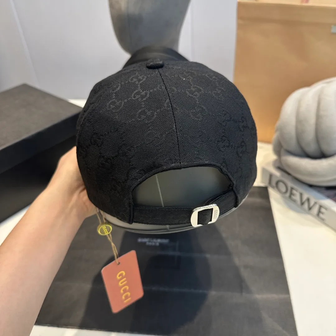 P70 original version shipped! Gucci's latest original baseball cap with wide webbing. 1:1 mold opening and customization at the counter, the highest version, original canvas fabric + first-layer cowhide, light and breathable! Photographed in real life, suitable for men and women in all seasons, basic head circumference 56