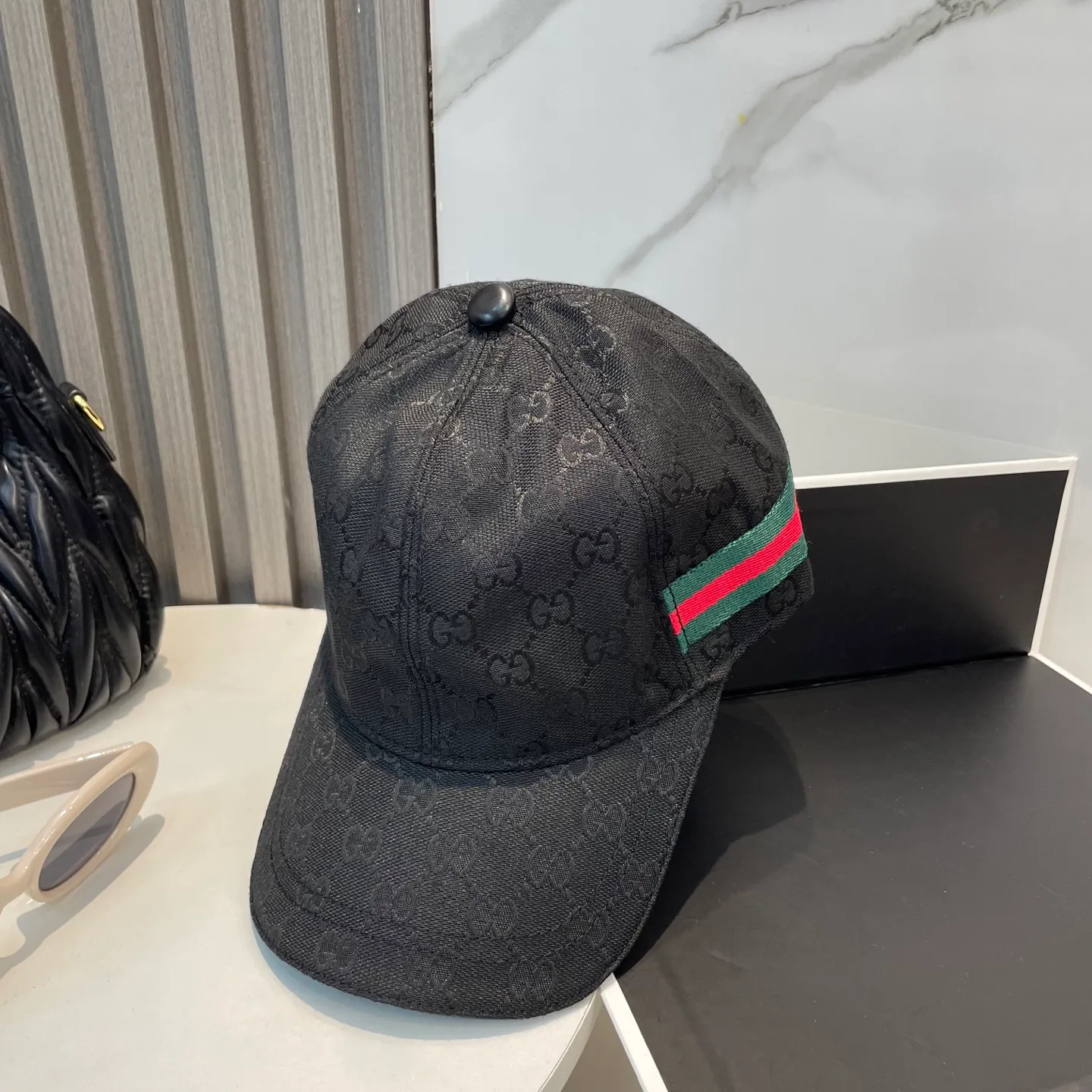 P60 Gucci (Gucci) classic original baseball cap😍Customized with 1:1 mold opening at the counter, the highest version, the original canvas is light and breathable! Photographed in real life, suitable for men and women in all seasons, basic head circumference 56cm, adjustable patches.