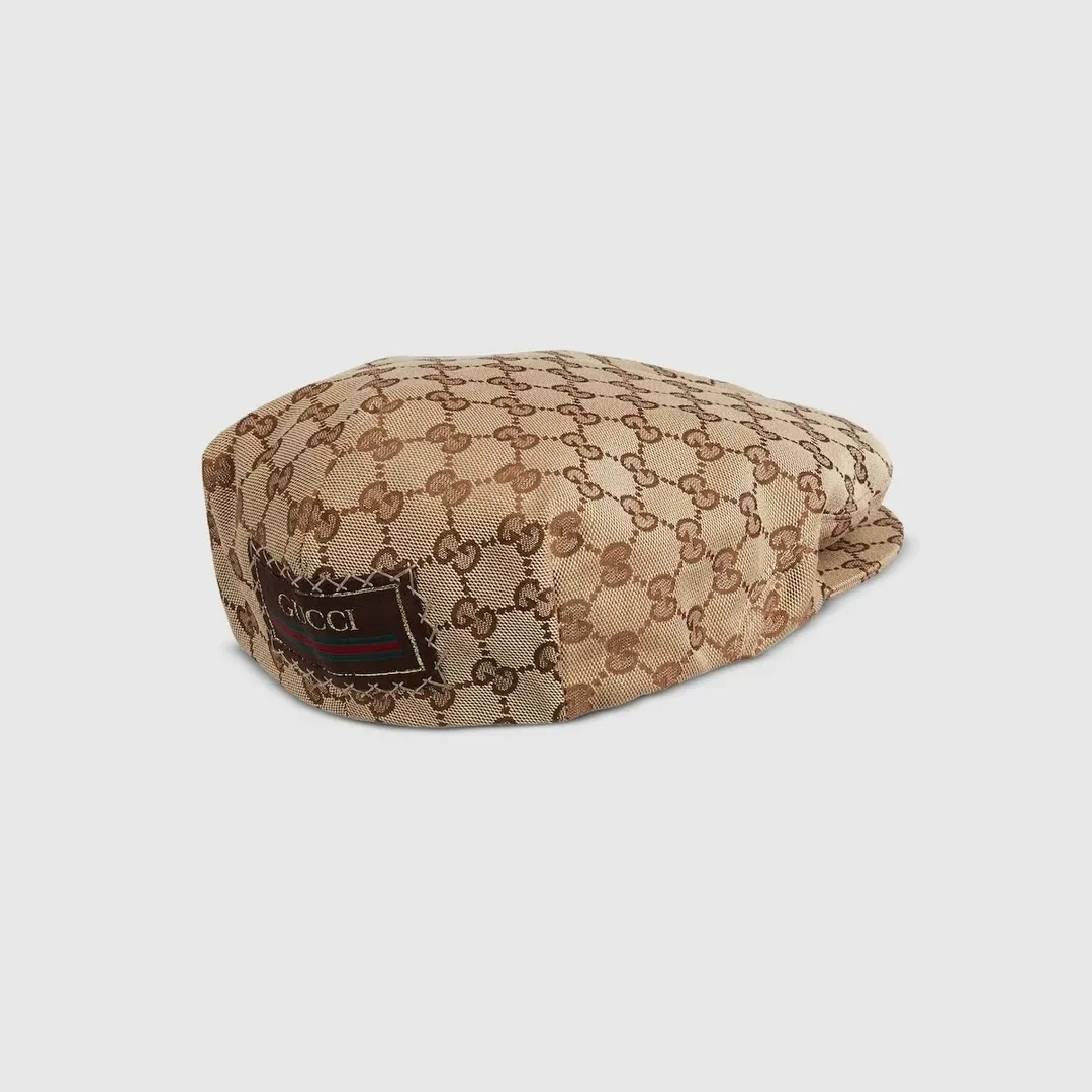 P80 Haute Couture The classic GG pattern began to be used in the 1930s. After nearly a century of development, it still provides inspiration for the brand to explore new expressions. This flat cap also features a Gucci web label on the back, a nod to the brand's equestrian roots. ·Beige and dark brown GG canvas·Gucci webbing label on the back·Hidden brim·