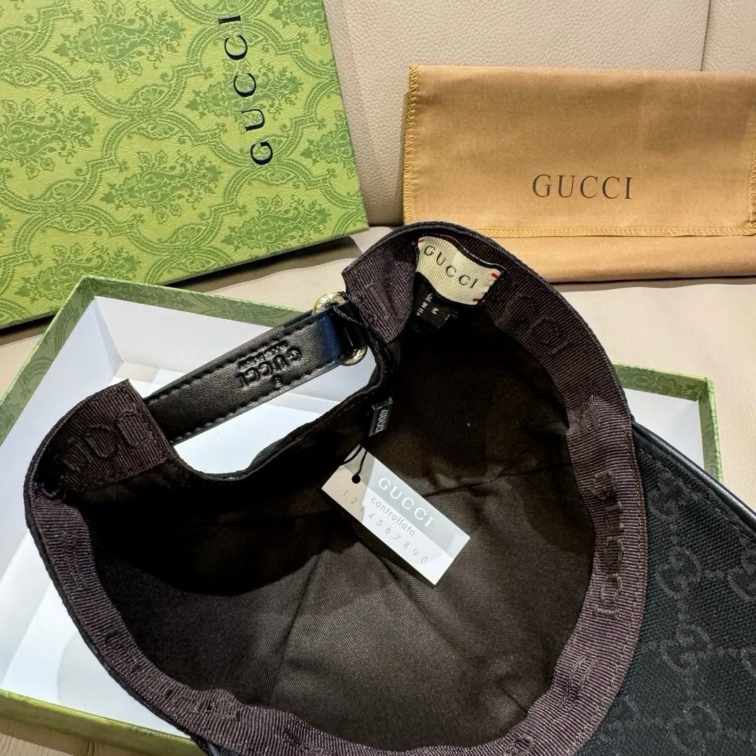 P900,000 classic model shipped! , Gucci (Gucci) classic original baseball cap😍😍gucci small embroidery, 1:1 mold opening and customization at the counter, the highest version, original canvas fabric + first layer of cowhide, pure cotton lining, light and breathable! Photographed in real life, suitable for men and women in all seasons, basic head circumference 56cm, adjustable patches.