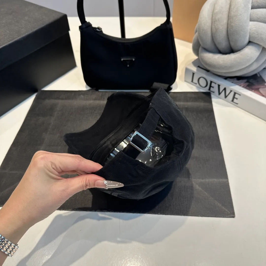 P60 GUCCI ripped baseball cap, the original quality is very popular, the craftsmanship is very exquisite, the atmosphere is high-end and classy! Low-key luxury, easy to carry! Running volume!