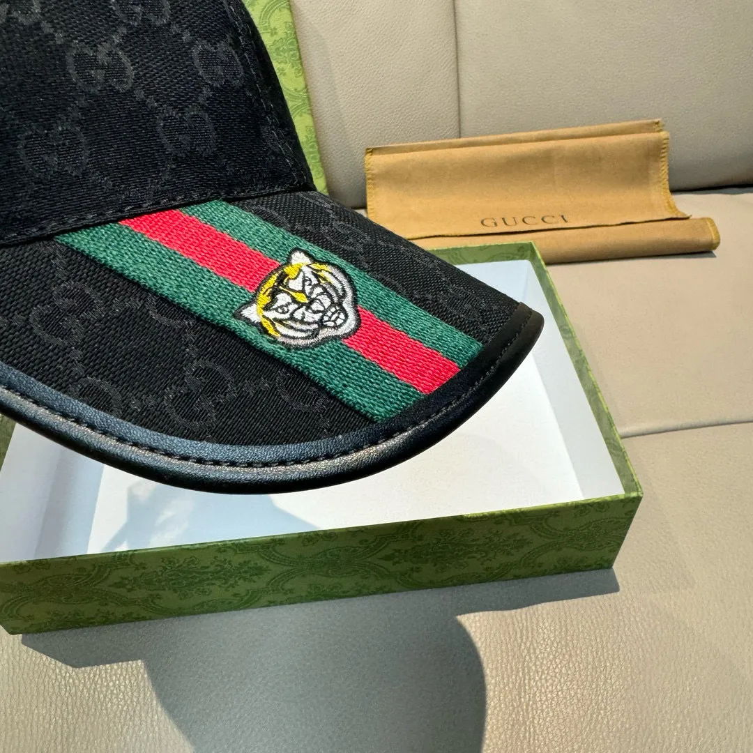 P150, Gucci's new original baseball cap, tiger head webbing, 1:1 mold customization, heavy embroidery, details comparable to those at counters, original canvas fabric + first-layer cowhide, great quality! The first choice for handsome men and beautiful women, fashionable and versatile. The basic head circumference is 56cm, and the patch is adjustable.