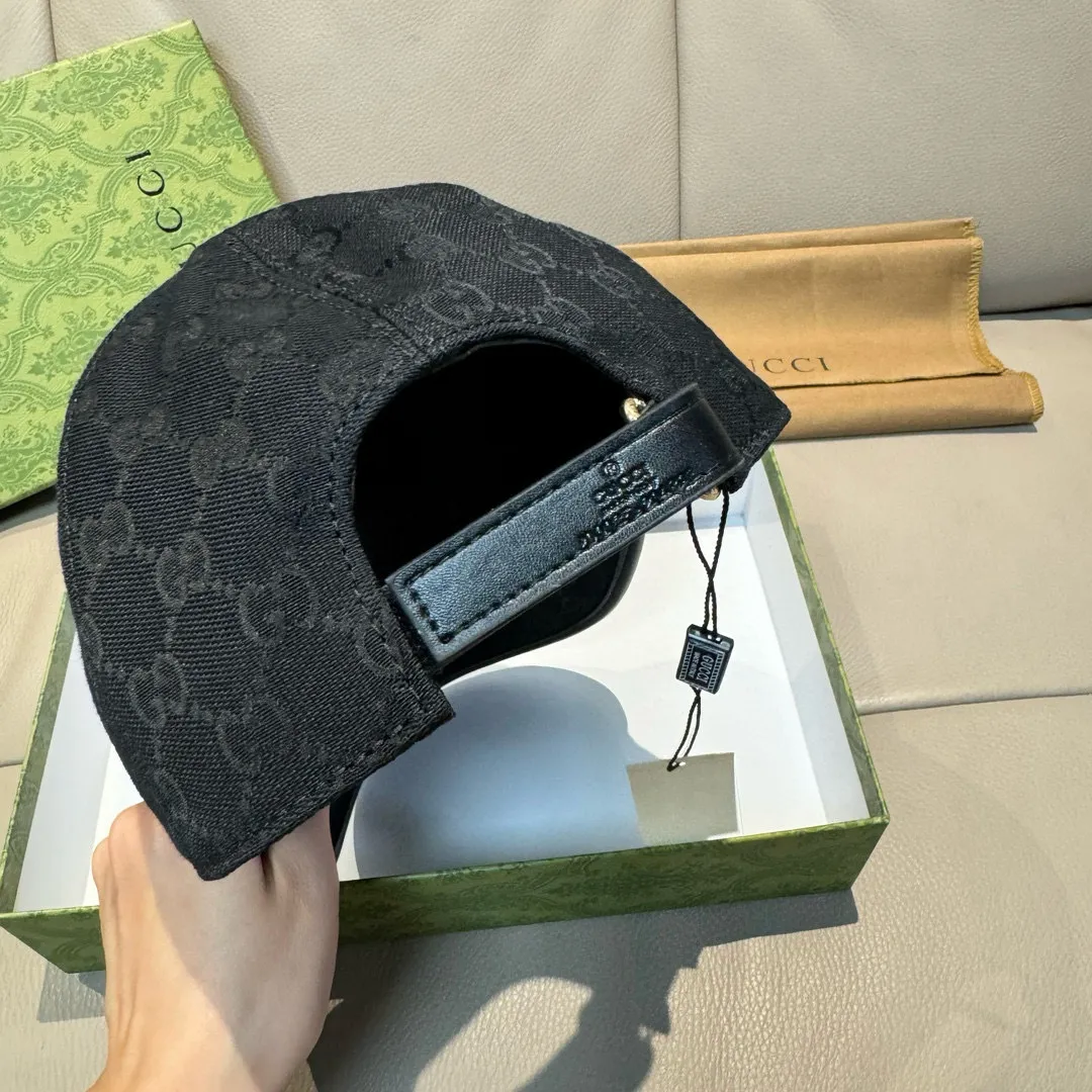P150, Gucci's new original baseball cap, tiger head webbing, 1:1 mold customization, heavy embroidery, details comparable to those at counters, original canvas fabric + first-layer cowhide, great quality! The first choice for handsome men and beautiful women, fashionable and versatile. The basic head circumference is 56cm, and the patch is adjustable.