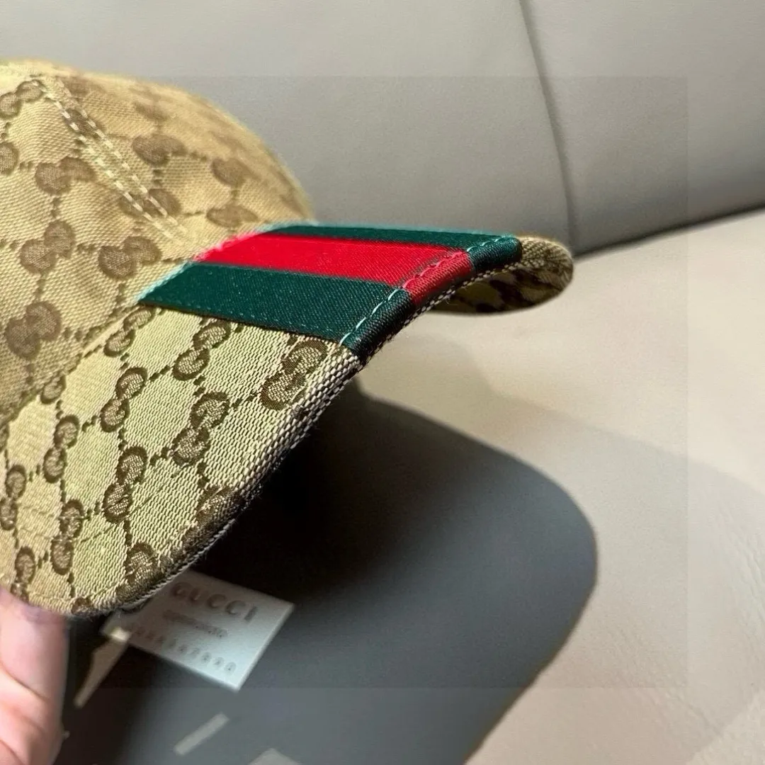 p90 new model shipped!   , Gucci (Gucci) latest original baseball cap, wide webbing. 1:1 mold opening and customization at the counter, the highest version, original canvas fabric + first-layer cowhide, light and breathable! Photographed in real life, suitable for men and women in all seasons, basic head circumference 56cm, adjustable patches.