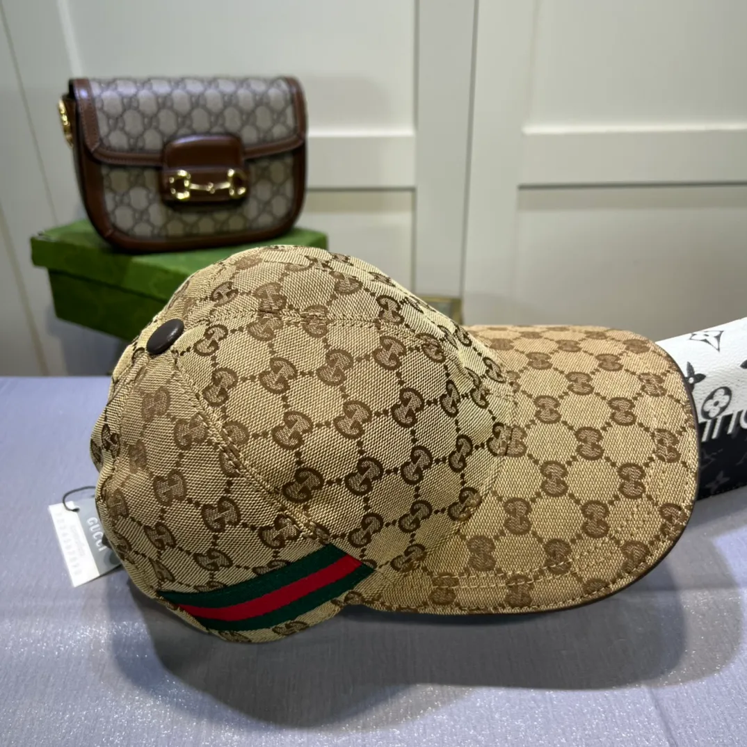 p90💰10,000-year-old classic model is shipped! Gucci (Gucci) classic original baseball cap 😍😍Customized at the 1:1 counter mold, the highest version, original canvas + first layer of cowhide, pure cotton lining, light and breathable! Photographed in real life, suitable for men and women in all seasons, basic head circumference 56cm, adjustable patches.