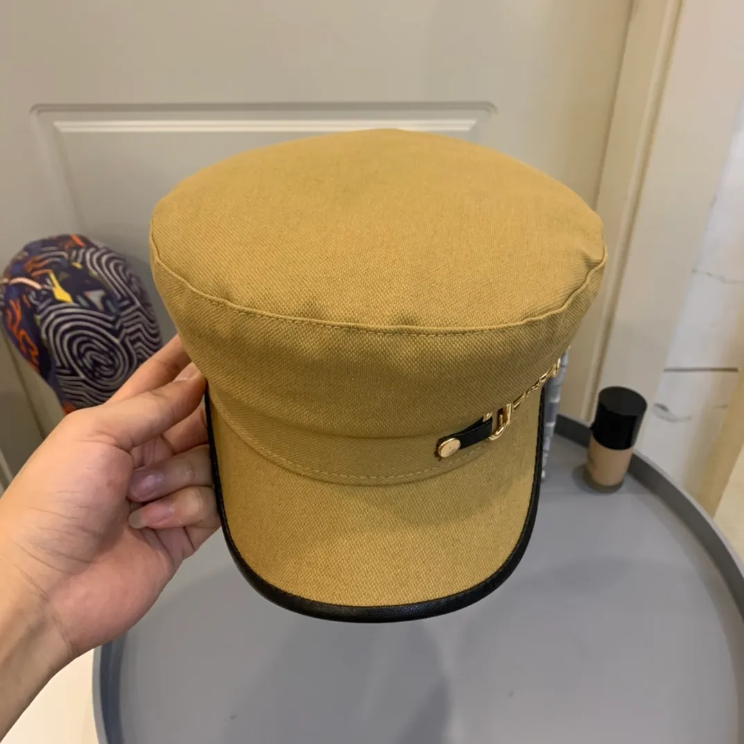p90 Gucci 2021 new summer duck bill military cap, pure cotton dark pattern fabric, with leather buckle chain. It is a perfect match, super three-dimensional,