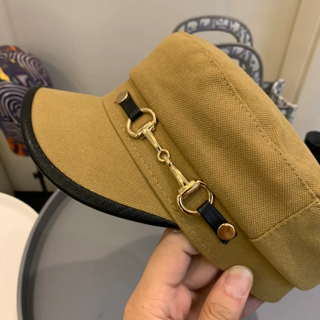 p90 Gucci 2021 new summer duck bill military cap, pure cotton dark pattern fabric, with leather buckle chain. It is a perfect match, super three-dimensional,