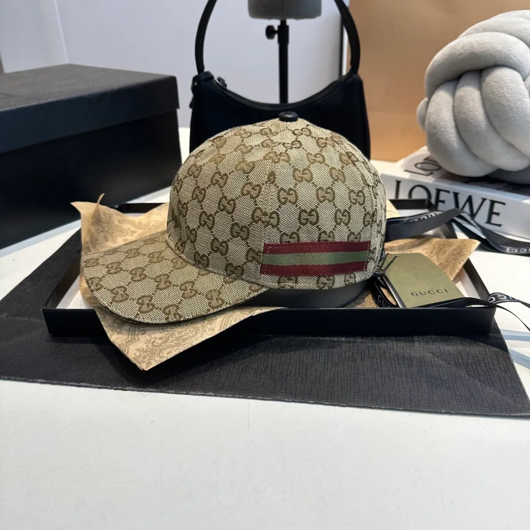 P240 This single product is from the Gucci Lido series, and its design is inspired by the summer style and beach clubs of the Italian coast. In the new fashion series "March of Love by Gucci", the classic GG canvas is launched in a classic and timeless blue and beige combination. This fabric has been used in many collections for a long time and has become the main material of the brand. This baseball cap comes in a classic colorway with red and blue web stripes adding to its appeal. Classic GG canvas·Striped webbing. Adjustable Velcro buckle on the back ●68% polyester, 16% cotton, 16% nylon·100% cotton (lining) 55% cotton, 45% viscose (inside)·100% nylon (detail)·100% calfskin