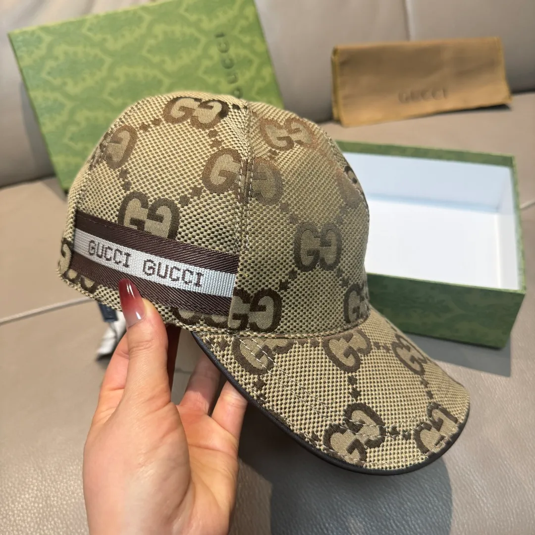 p90., Gucci Gucci’s new original baseball cap, large double G, 1:1 mold opening and customization at the counter, perfect matching pattern, original canvas fabric + first-layer cowhide, light and breathable! The basic head circumference is 56cm, and the patch is adjustable.