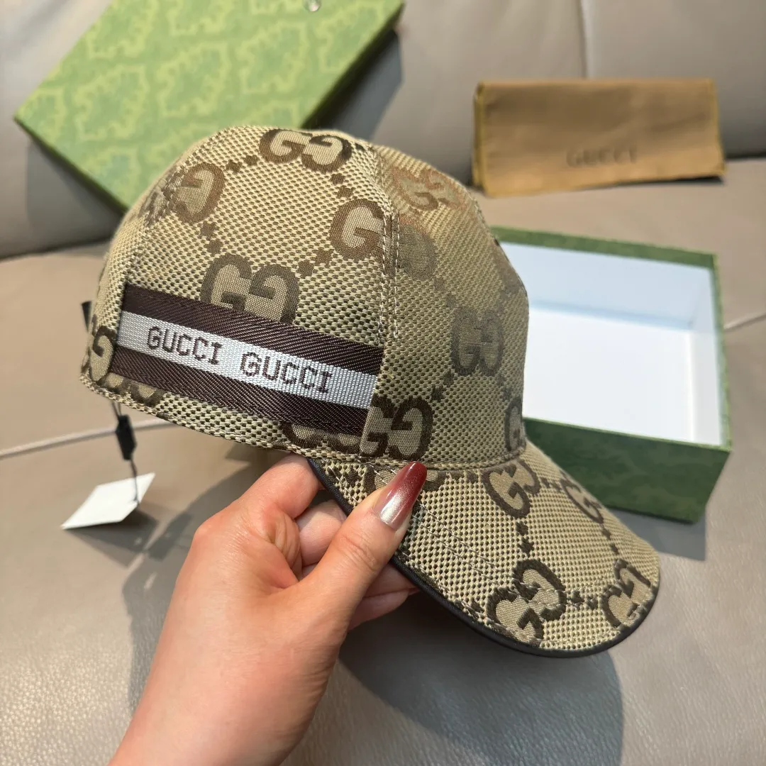 p90., Gucci Gucci’s new original baseball cap, large double G, 1:1 mold opening and customization at the counter, perfect matching pattern, original canvas fabric + first-layer cowhide, light and breathable! The basic head circumference is 56cm, and the patch is adjustable.