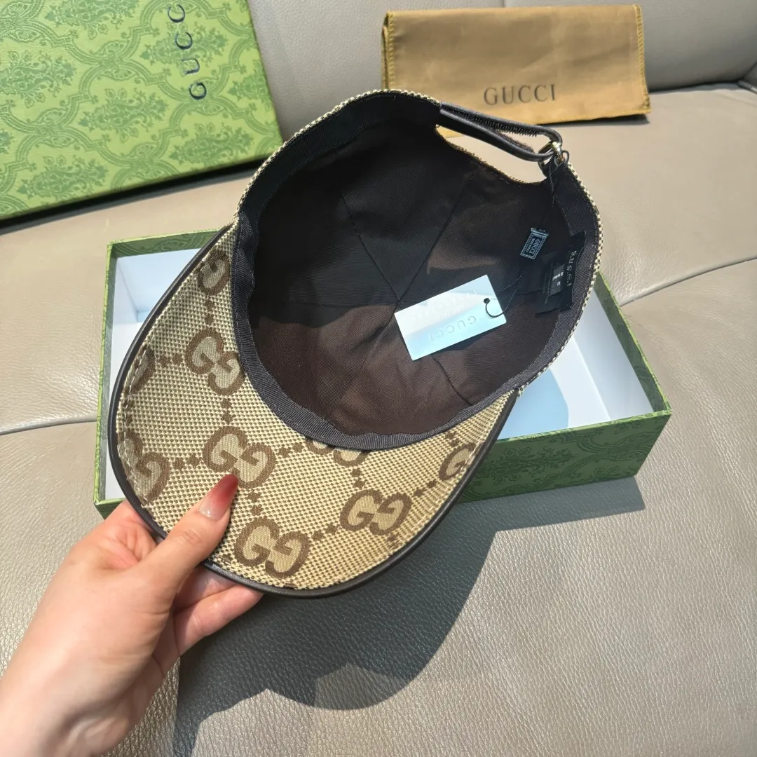 p90., Gucci Gucci’s new original baseball cap, large double G, 1:1 mold opening and customization at the counter, perfect matching pattern, original canvas fabric + first-layer cowhide, light and breathable! The basic head circumference is 56cm, and the patch is adjustable.