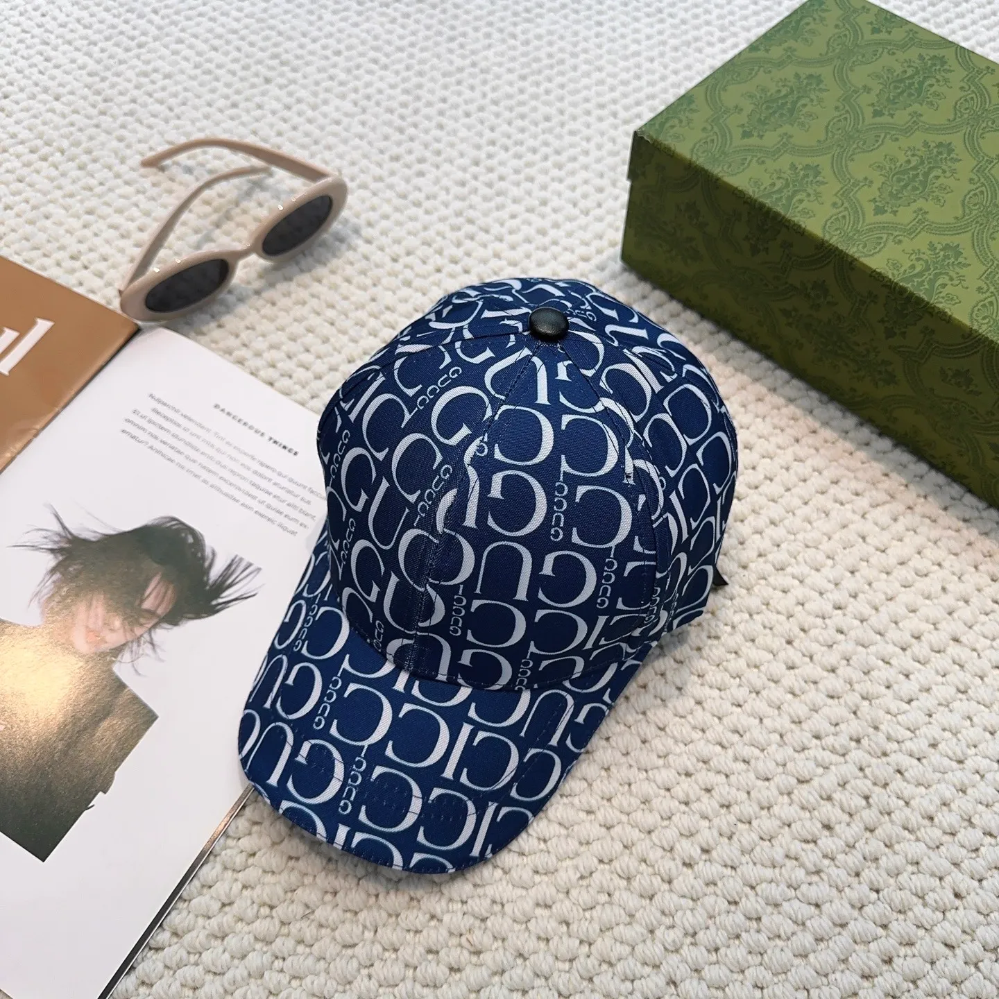 P56💰GUCCI baseball cap, new product from the official website, baseball cap, original quality, hot arrival 🔥🎩 The craftsmanship is very exquisite, high-end and classy! Low-key luxury, easy to carry! Running volume!