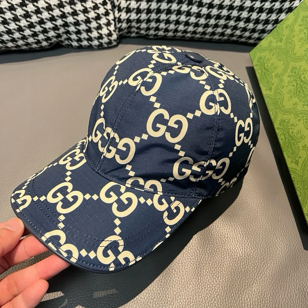 P90 new model shipped from the official website, Gucci's latest original baseball cap, large double G, 1:1 mold customization at the counter, perfect alignment, original canvas fabric + first-layer cowhide, light and breathable! The basic head circumference is 56cm, and the patch is adjustable.