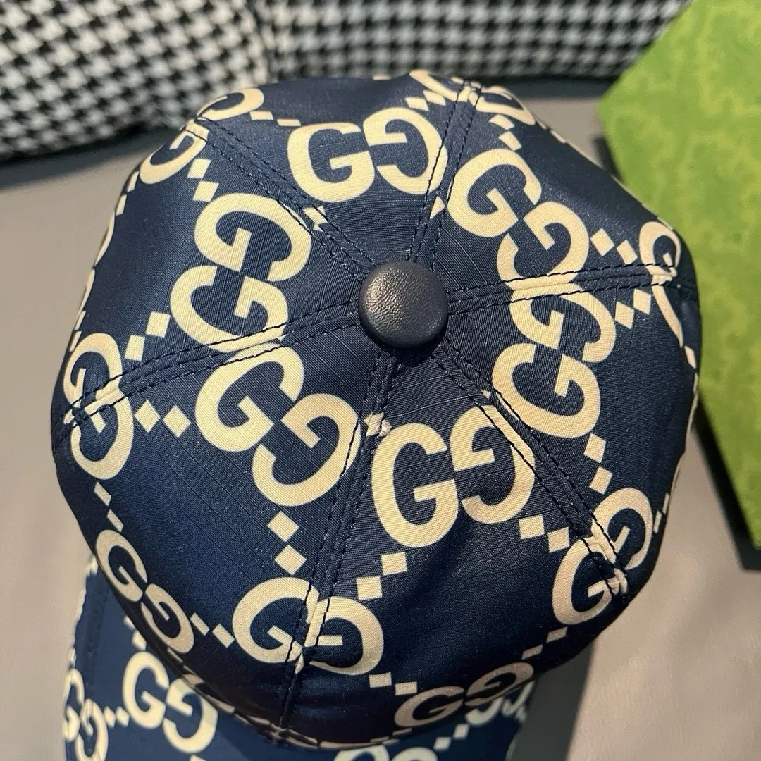 P90 new model shipped from the official website, Gucci's latest original baseball cap, large double G, 1:1 mold customization at the counter, perfect alignment, original canvas fabric + first-layer cowhide, light and breathable! The basic head circumference is 56cm, and the patch is adjustable.