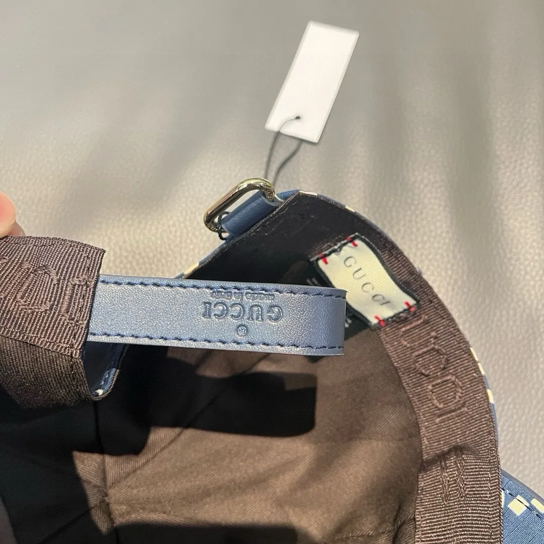 P90 new model shipped from the official website, Gucci's latest original baseball cap, large double G, 1:1 mold customization at the counter, perfect alignment, original canvas fabric + first-layer cowhide, light and breathable! The basic head circumference is 56cm, and the patch is adjustable.