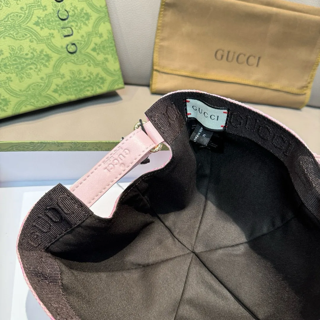 p90 ten thousand year classic model shipped!   , Gucci (Gucci) classic original baseball cap😍😍Little Bee, 1:1 mold opening and customization at the counter, the highest version, original canvas fabric + first layer of cowhide, pure cotton lining, light and breathable! Photographed in real life, suitable for men and women in all seasons, basic head circumference 56cm, adjustable patches.