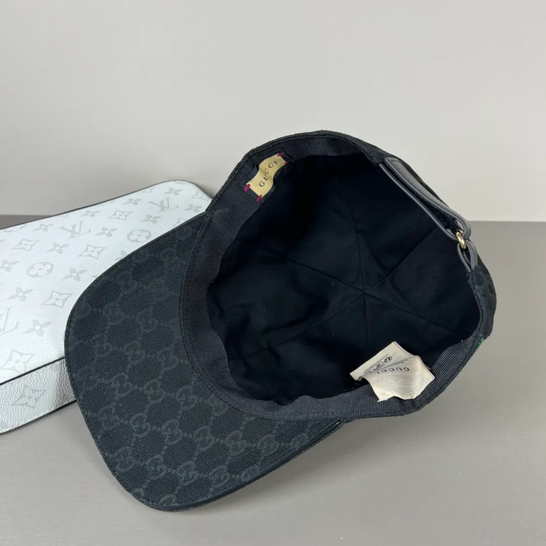 150💰Gucci (Gucci) new model original baseball cap, counter purchase quality 1:1 mold customization, genuine mold opening hardware, original canvas fabric + first-layer cowhide, original factory quality! The quality is great and the patch is adjustable. Accurate matching, perfect integration of details and craftsmanship!