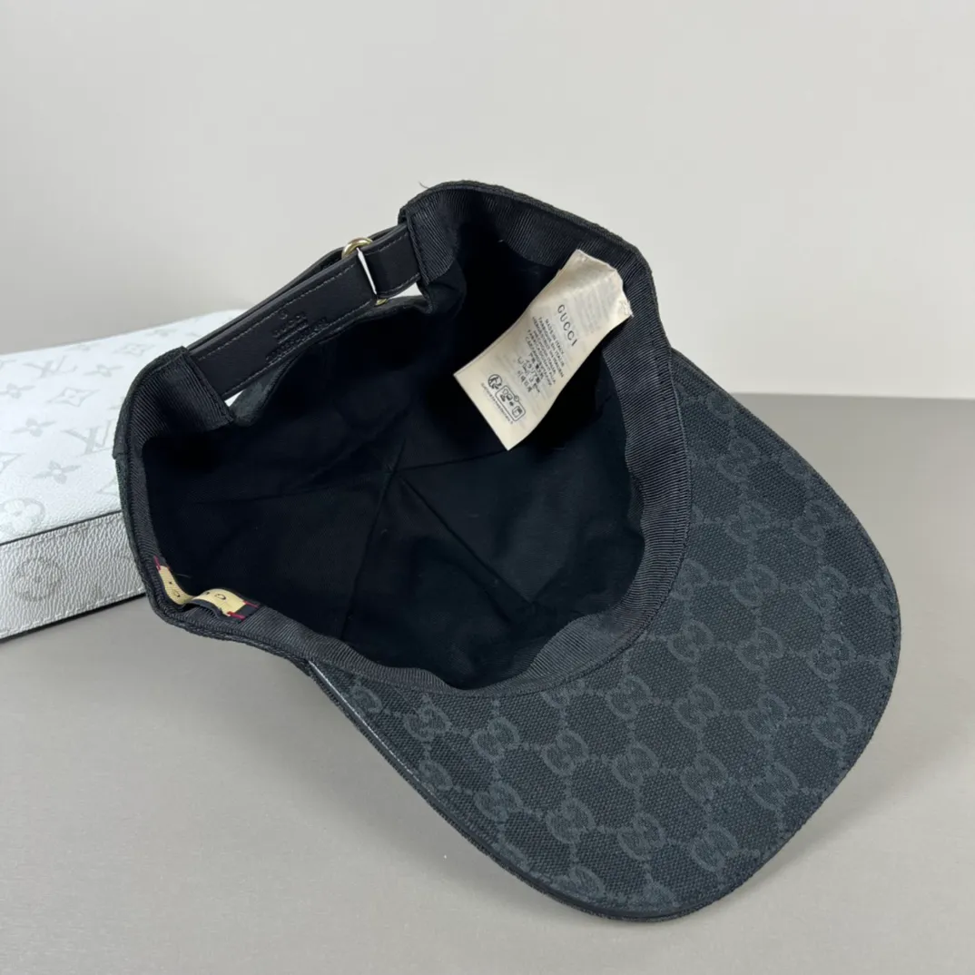 150💰Gucci (Gucci) new model original baseball cap, counter purchase quality 1:1 mold customization, genuine mold opening hardware, original canvas fabric + first-layer cowhide, original factory quality! The quality is great and the patch is adjustable. Accurate matching, perfect integration of details and craftsmanship!