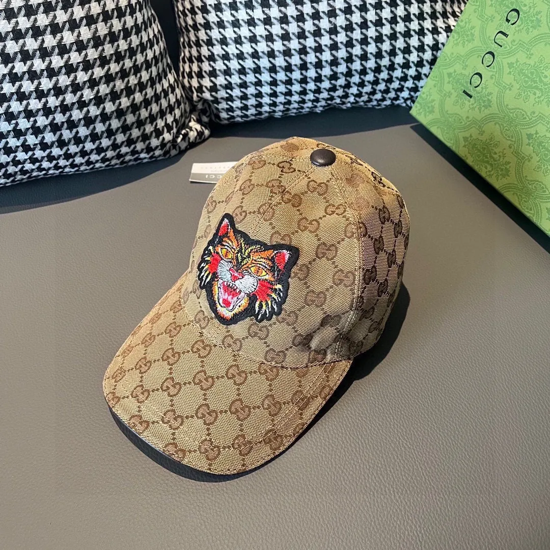 🉐️90, Gucci (Gucci) new original baseball cap, cat head embroidery, 1:1 mold customization, heavy embroidery, details comparable to counters, original canvas fabric + first layer of cowhide, excellent quality! The first choice for handsome men and beautiful women, fashionable and versatile. The basic head circumference is 56cm, and the patch is adjustable.