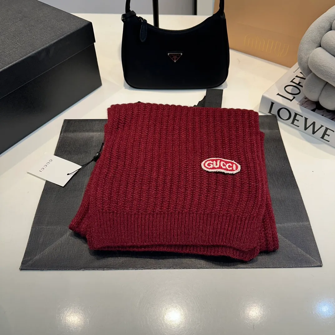 P180 Gucci three-piece set👏rabbit wool + cashmere knitted scarf and hat set, warm and fashionable, comfortable and soft texture, versatile style💑unisex, couple style