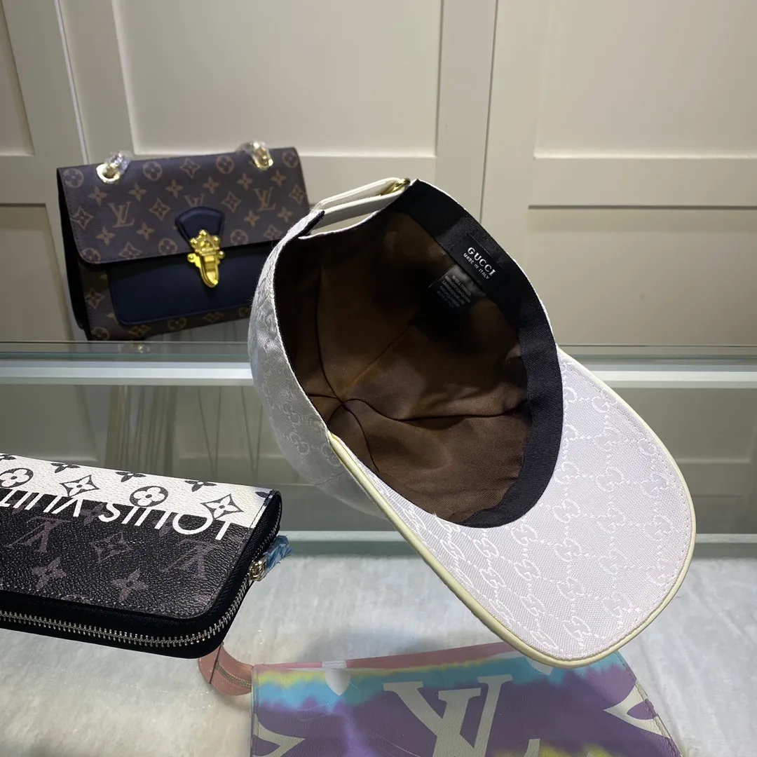 P90 with dust bag. Original Gucci classic quote baseball cap, 1:1 mold customization, original canvas fabric + first-layer cowhide, popular purchase agent, versatile style for men and women, great quality! Basic head circumference 56, adjustable patch