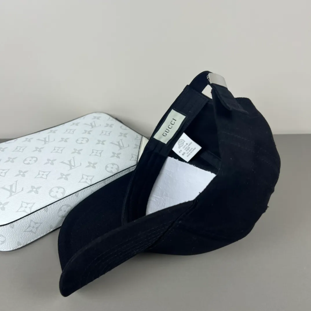 P56💰Gucci Baseball Cap♥️GUCCI🧢Official website new product, baseball cap, original quality, hot arrival 🔥🎩 The craftsmanship is very exquisite, high-end and classy! Low-key luxury, easy to carry! Running volume!