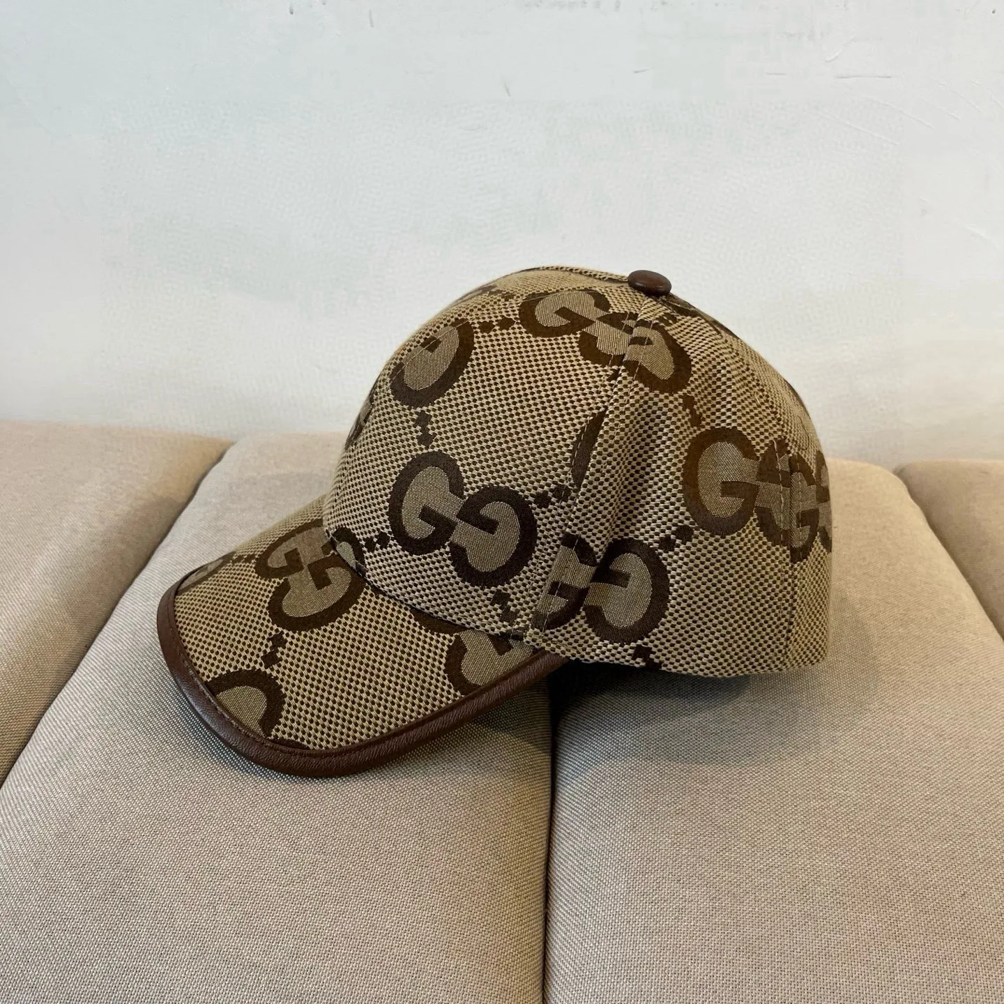 P60 Gucci Baseball Cap♥️GUCCI🧢New product from the official website, baseball cap, original quality, very popular 🔥🎩 The craftsmanship is very exquisite, high-end and classy! Low-key luxury, easy to carry! Running volume!