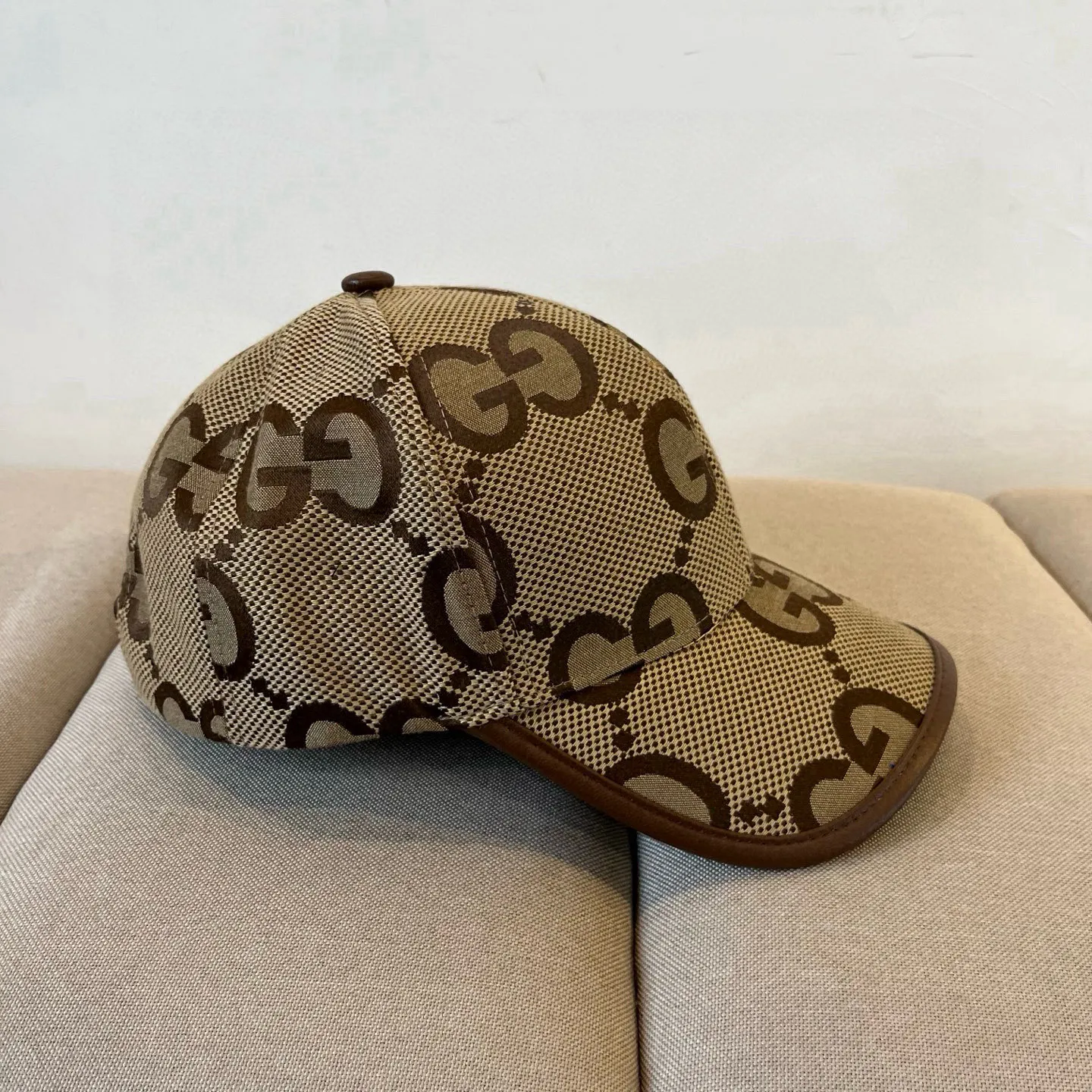 P60 Gucci Baseball Cap♥️GUCCI🧢New product from the official website, baseball cap, original quality, very popular 🔥🎩 The craftsmanship is very exquisite, high-end and classy! Low-key luxury, easy to carry! Running volume!