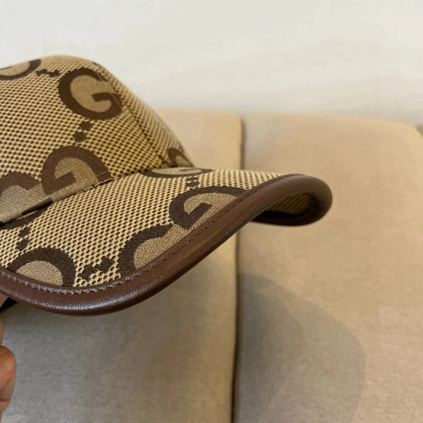 P60 Gucci Baseball Cap♥️GUCCI🧢New product from the official website, baseball cap, original quality, very popular 🔥🎩 The craftsmanship is very exquisite, high-end and classy! Low-key luxury, easy to carry! Running volume!