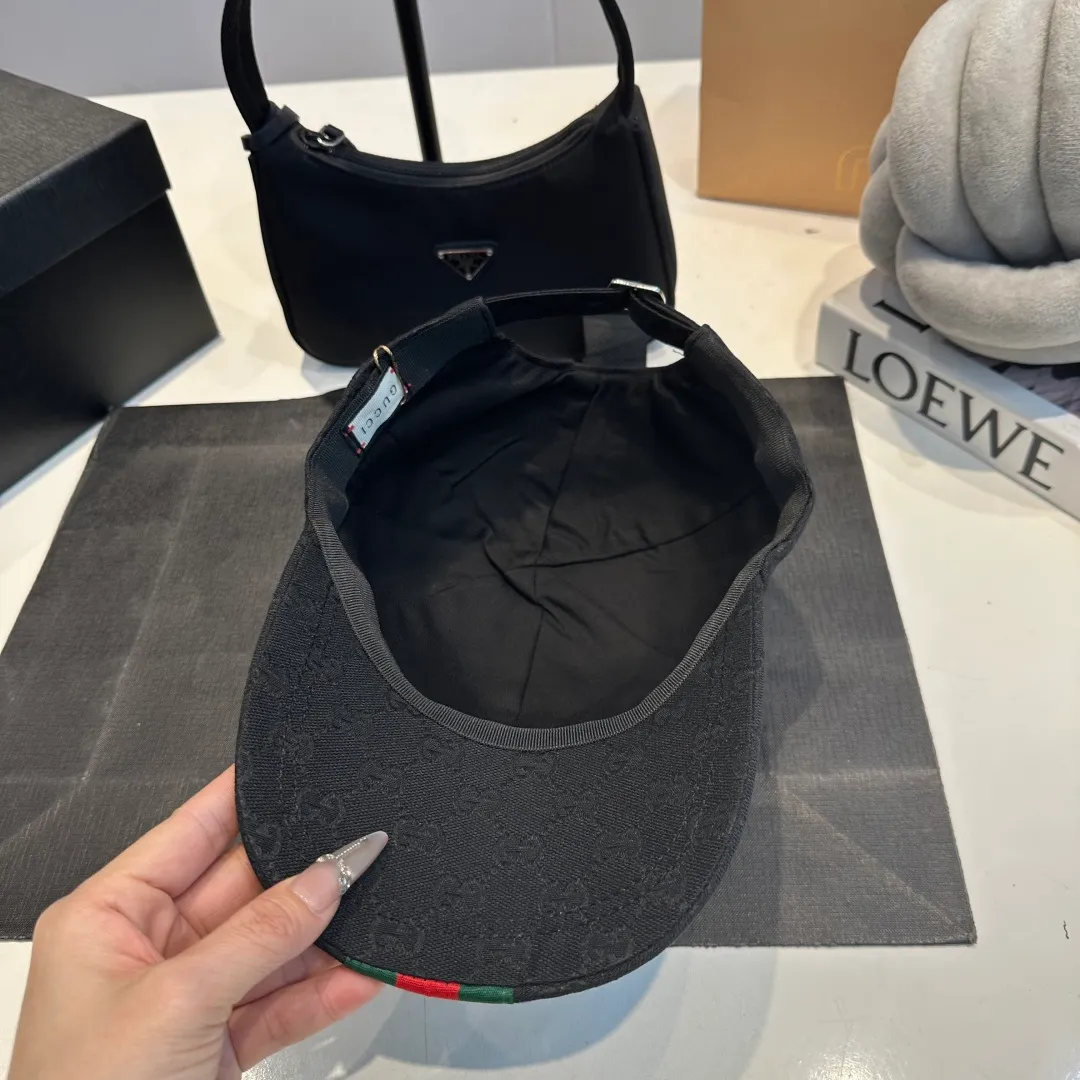 P70 original version shipped! Gucci's latest original baseball cap with wide webbing. 1:1 mold opening and customization at the counter, the highest version, original canvas fabric + first-layer cowhide, light and breathable! Photographed in real life, suitable for men and women in all seasons, basic head circumference 56