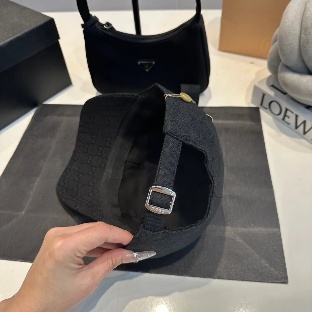 P70 original version shipped! Gucci's latest original baseball cap with wide webbing. 1:1 mold opening and customization at the counter, the highest version, original canvas fabric + first-layer cowhide, light and breathable! Photographed in real life, suitable for men and women in all seasons, basic head circumference 56