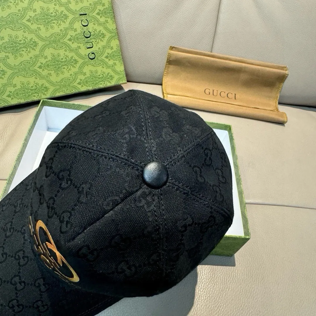 P90, Gucci (Gucci) original baseball cap, bronzing double G, 1:1 mold customization, the highest version, original canvas + first layer of cowhide, pure cotton lining, light and breathable, real shot! To be the most handsome boy among the crowd, it must be you! The basic head circumference is 56cm, and the patch is adjustable.