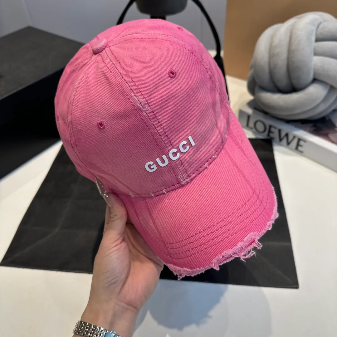 P60 GUCCI ripped baseball cap, the original quality is very popular, the craftsmanship is very exquisite, the atmosphere is high-end and classy! Low-key luxury, easy to carry! Running volume!