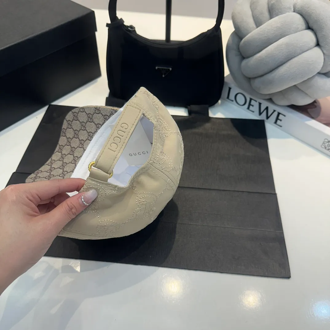 P56 New model shipped from the official website Gucci's latest original baseball cap, large double G, customized at the counter with 1:1 mold opening, light and breathable! Basic head circumference 56, adjustable patch