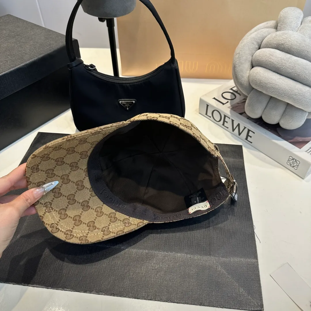 P90 Gucci new original baseball cap, double G jacquard, 1:1 mold opening and customization at the counter, perfect pattern, original canvas fabric + first layer of cowhide, light and breathable! The basic head circumference is 56cm, and the patch is adjustable.