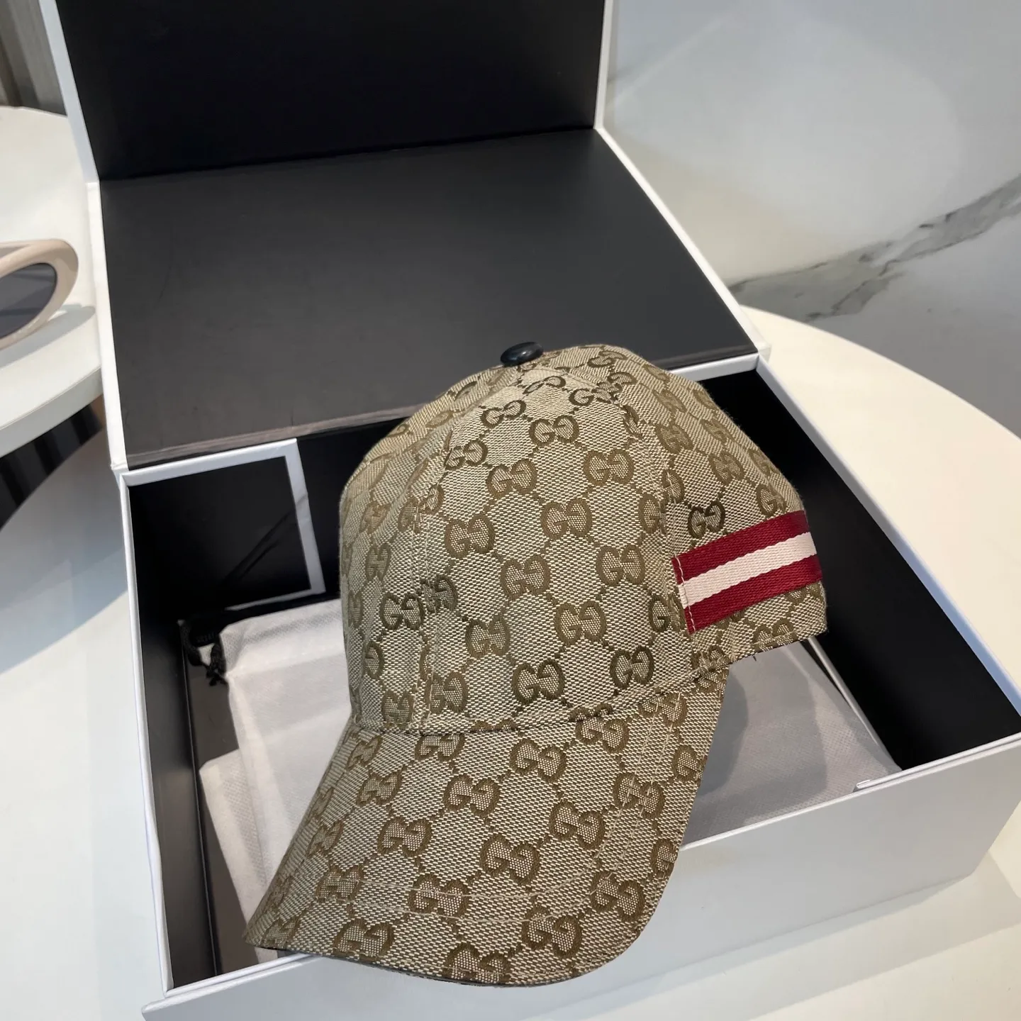 P60 Gucci (Gucci) classic original baseball cap😍Customized with 1:1 mold opening at the counter, the highest version, the original canvas is light and breathable! Photographed in real life, suitable for men and women in all seasons, basic head circumference 56cm, adjustable patches.