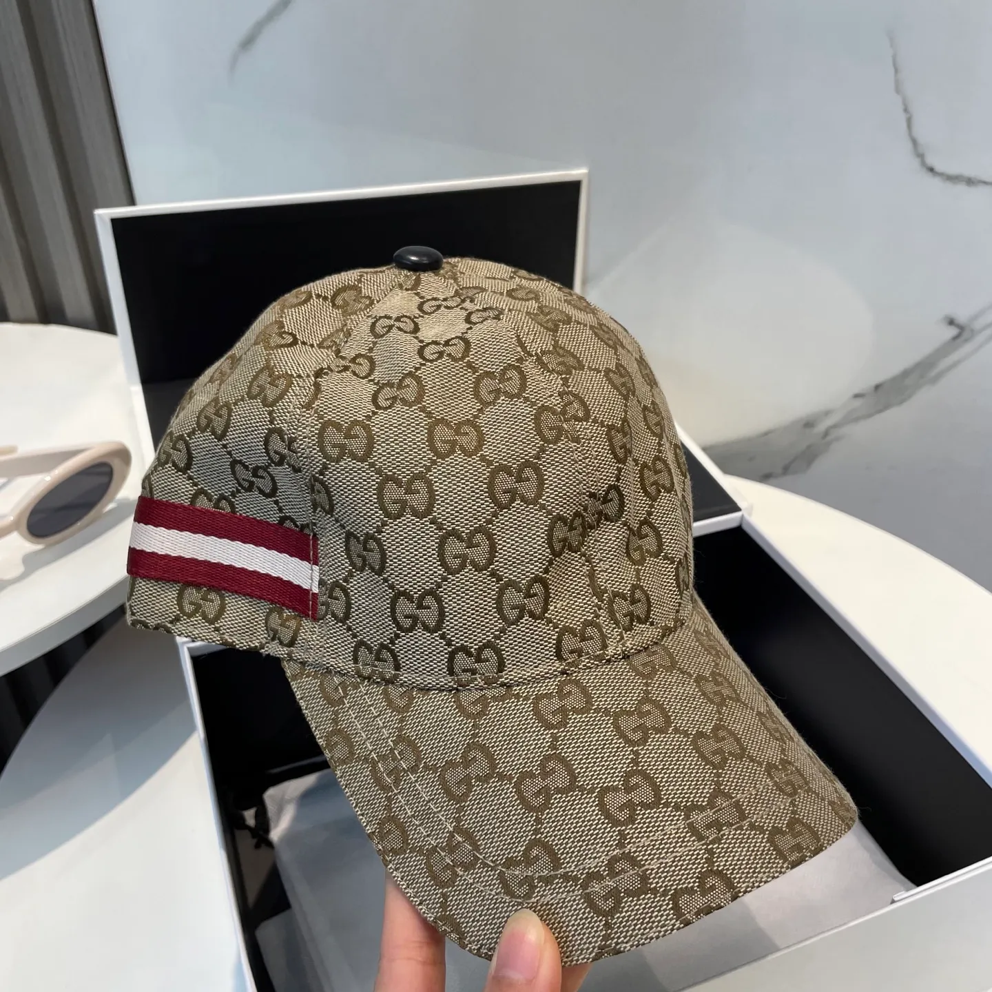 P60 Gucci (Gucci) classic original baseball cap😍Customized with 1:1 mold opening at the counter, the highest version, the original canvas is light and breathable! Photographed in real life, suitable for men and women in all seasons, basic head circumference 56cm, adjustable patches.