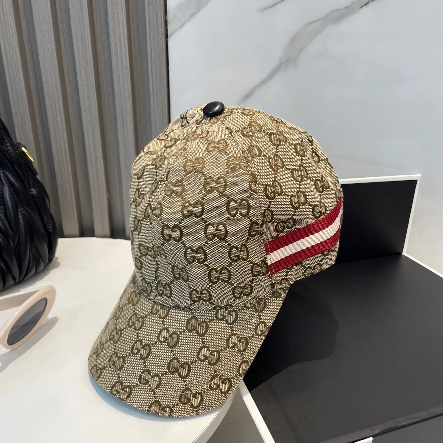 P60 Gucci (Gucci) classic original baseball cap😍Customized with 1:1 mold opening at the counter, the highest version, the original canvas is light and breathable! Photographed in real life, suitable for men and women in all seasons, basic head circumference 56cm, adjustable patches.