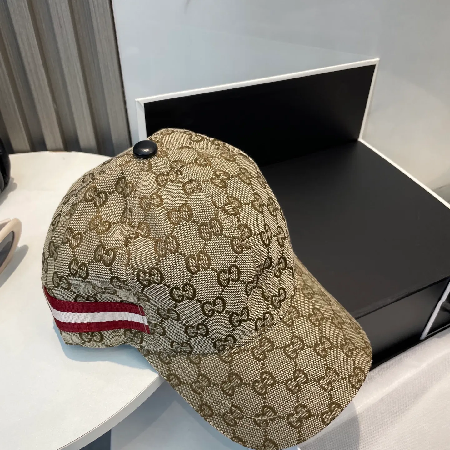 P60 Gucci (Gucci) classic original baseball cap😍Customized with 1:1 mold opening at the counter, the highest version, the original canvas is light and breathable! Photographed in real life, suitable for men and women in all seasons, basic head circumference 56cm, adjustable patches.