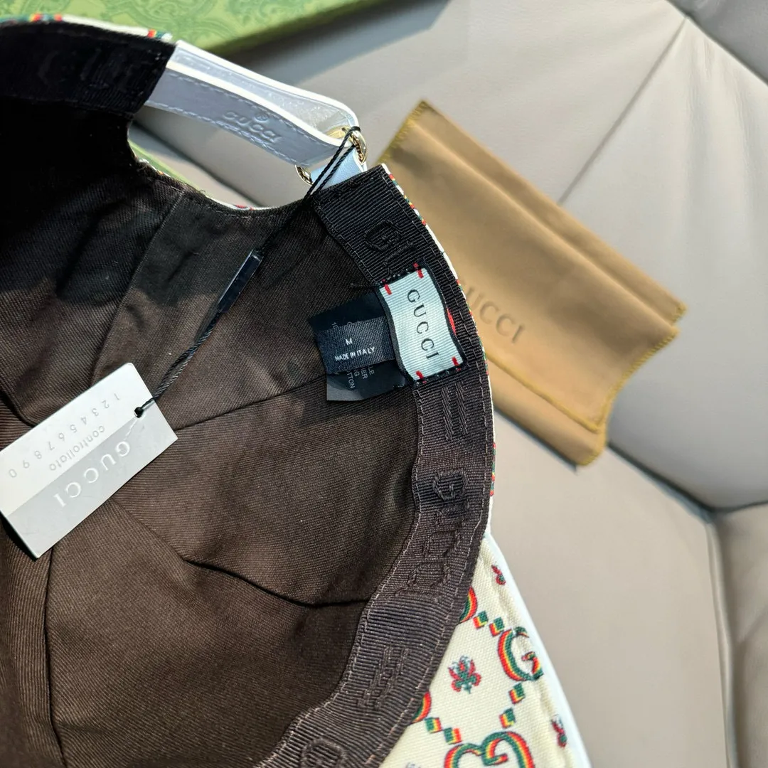 p90 New model shipped, Gucci (Gucci) new original baseball cap, double G insect print, counter 1:1, imported canvas + first layer cowhide, popular on behalf of purchasing, versatile style for men and women, great quality! The basic head circumference is 56cm, and the patch is adjustable.