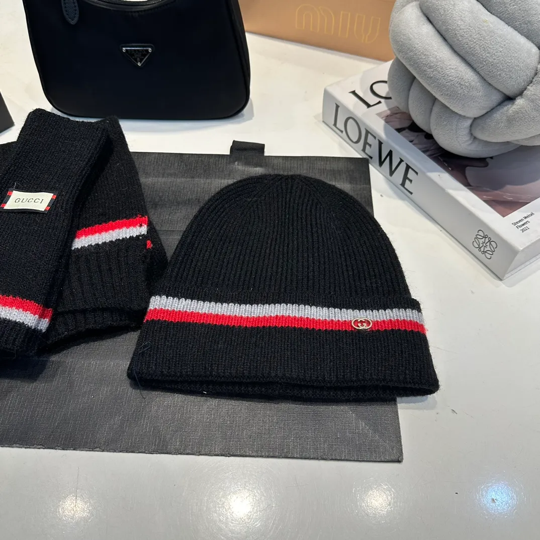 P180 (not ordinary goods in the market) GUCCI official website new wool cashmere suit series 🌟 hat + scarf + gloves official website synchronization, (same style for men and women) high quality, original fabric is very high-end, casual and versatile, simple yet elegant style, not to be missed!