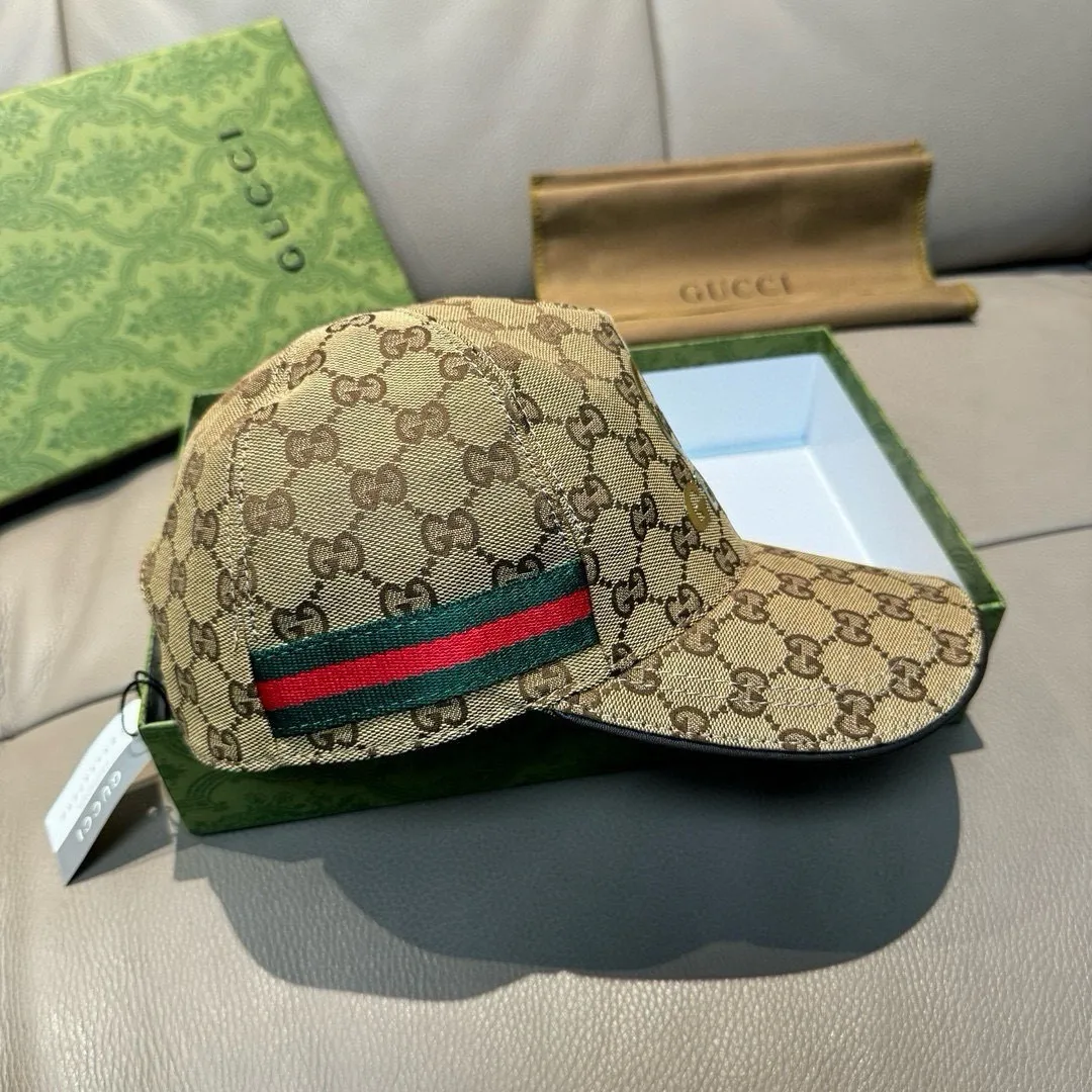 P90, Gucci (Gucci) original baseball cap, bronzing double G, 1:1 mold customization, the highest version, original canvas + first layer of cowhide, pure cotton lining, light and breathable, real shot! To be the most handsome boy among the crowd, it must be you! The basic head circumference is 56cm, and the patch is adjustable.