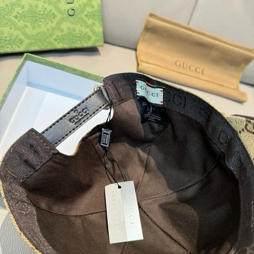P90, Gucci (Gucci) original baseball cap, bronzing double G, 1:1 mold customization, the highest version, original canvas + first layer of cowhide, pure cotton lining, light and breathable, real shot! To be the most handsome boy among the crowd, it must be you! The basic head circumference is 56cm, and the patch is adjustable.