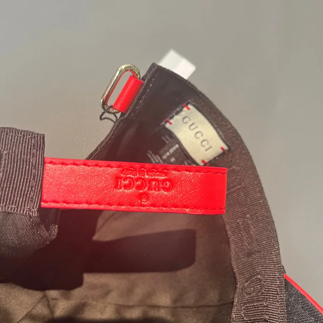 🉐️90 Comes with a packaging bag, Gucci's new original baseball cap, metal double G, the latest model at the counter, 1:1 custom molding, genuine molding hardware, original canvas fabric + first-layer cowhide, original quality! The quality is great, the basic head circumference is 56cm, and the patch is adjustable.