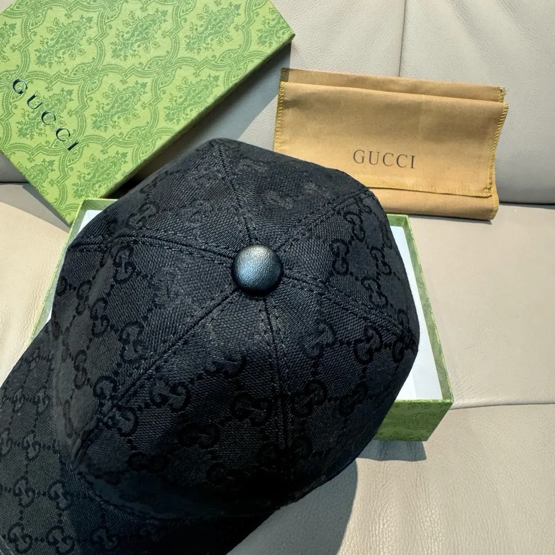 P900,000 classic model shipped! , Gucci (Gucci) classic original baseball cap, bee webbing, 1:1 mold opening and customization at the counter, the highest version, original canvas + first-layer cowhide, pure cotton lining, light and breathable! Photographed in real life, suitable for men and women in all seasons, basic head circumference 56cm, adjustable patches.