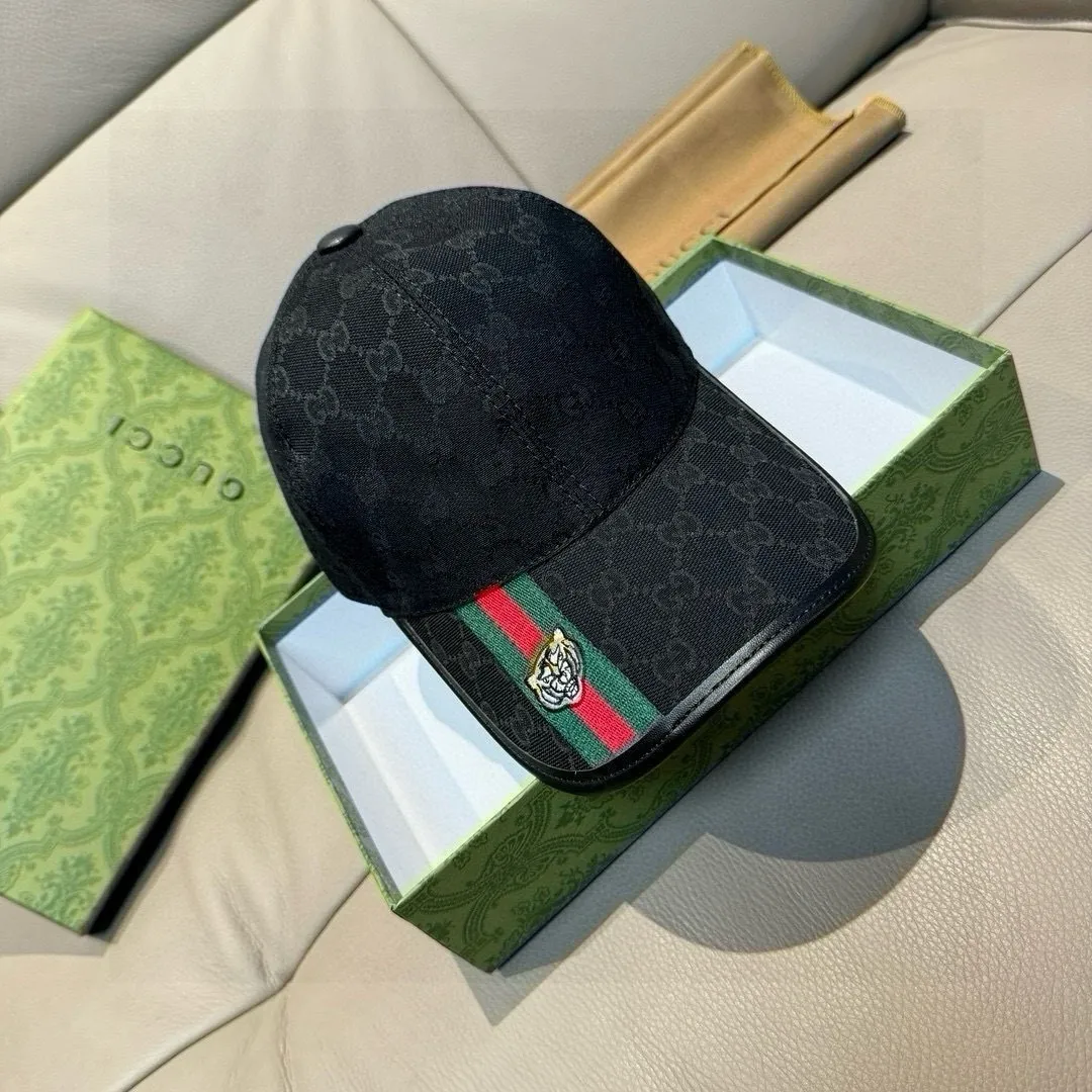 P150, Gucci's new original baseball cap, tiger head webbing, 1:1 mold customization, heavy embroidery, details comparable to those at counters, original canvas fabric + first-layer cowhide, great quality! The first choice for handsome men and beautiful women, fashionable and versatile. The basic head circumference is 56cm, and the patch is adjustable.