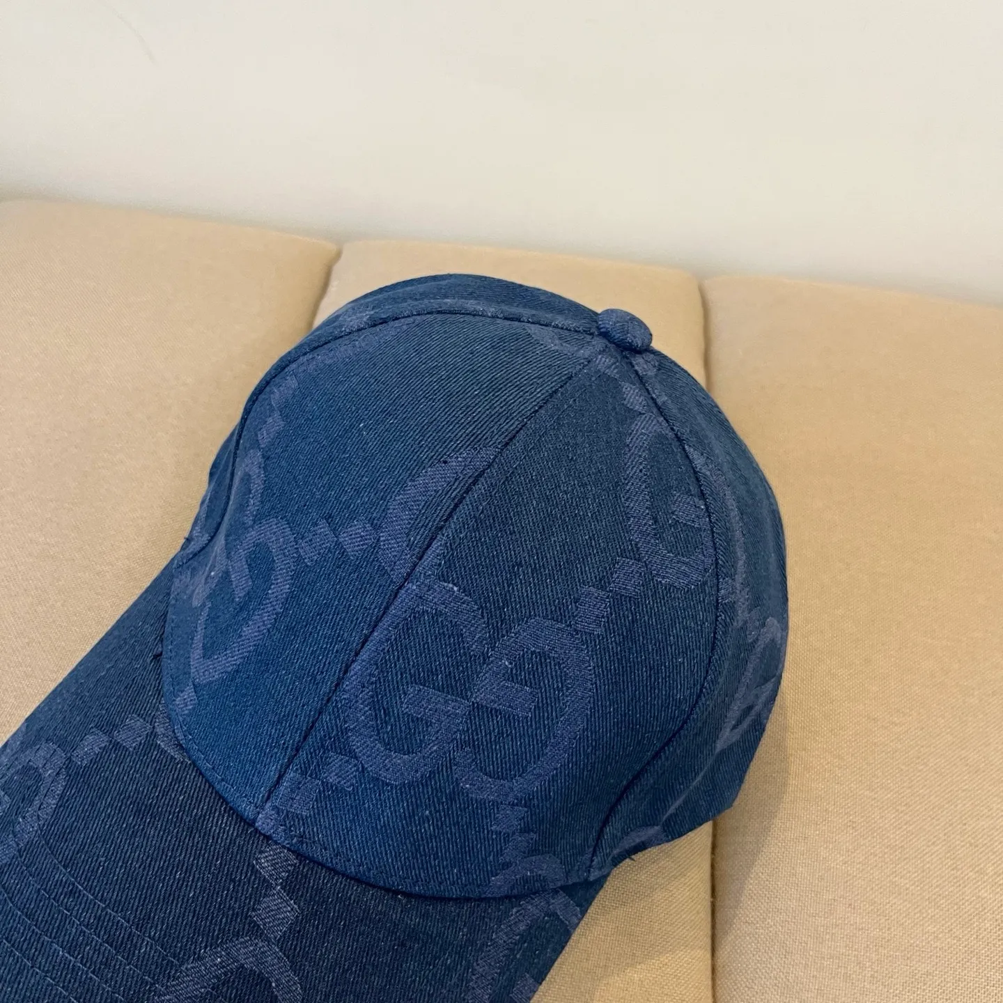 P60 Gucci Baseball Cap♥️GUCCI🧢New product from the official website, baseball cap, original quality, very popular 🔥🎩 The craftsmanship is very exquisite, high-end and classy! Low-key luxury, easy to carry! Running volume!