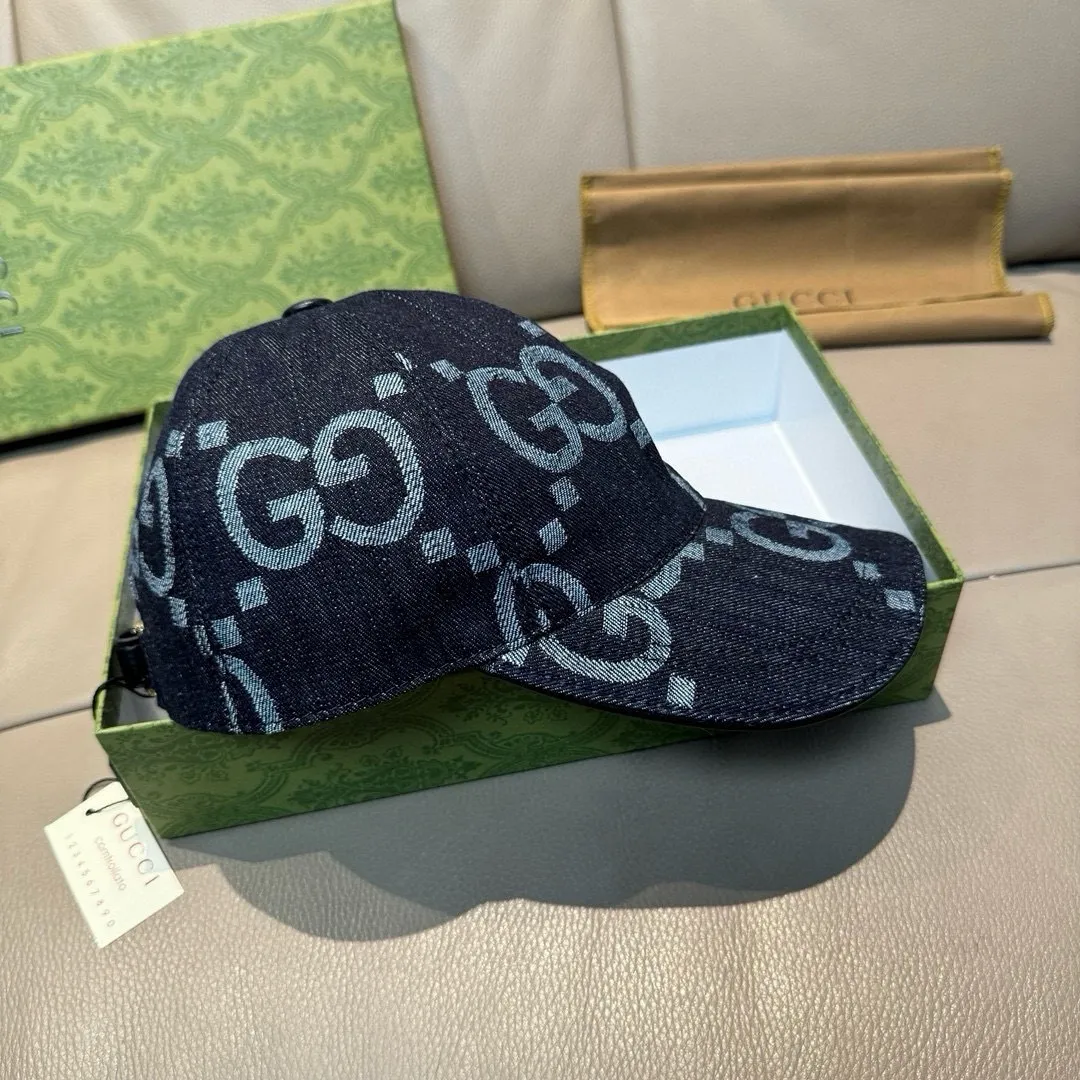 p90., Gucci Gucci’s new original baseball cap, large double G, 1:1 mold opening and customization at the counter, perfect matching pattern, original canvas fabric + first-layer cowhide, light and breathable! The basic head circumference is 56cm, and the patch is adjustable.