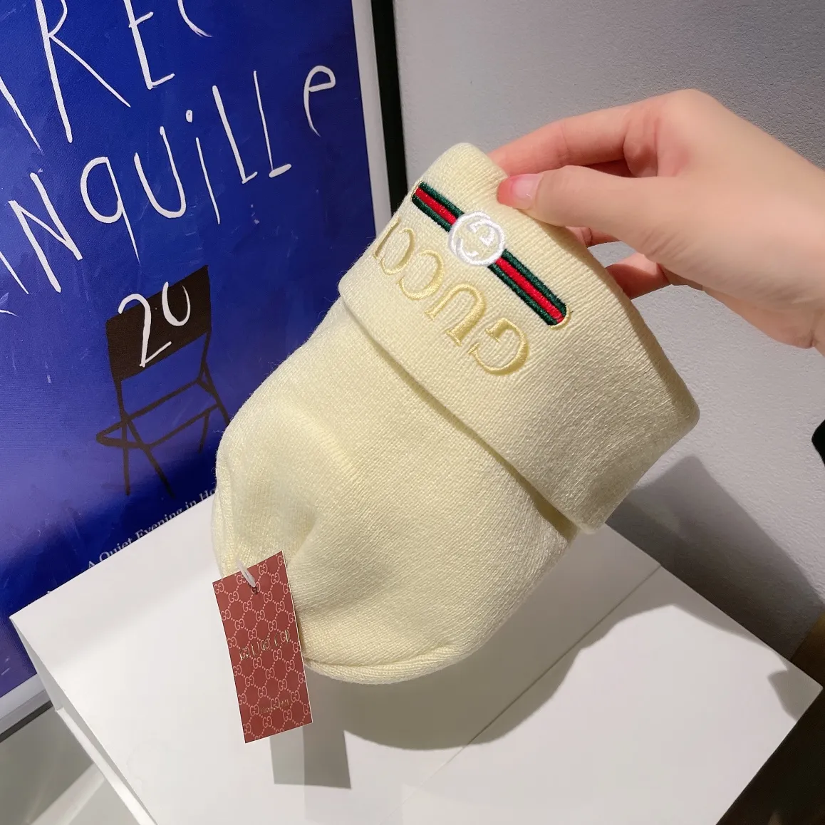 🉐60 gucci official website knitted hat, cashmere material🙆🏻Official website new product😱simple and elegant👍The tight knitting method is very thick, soft and comfortable🙈Warm and fashionable❤Can't put it down👍Dear, hurry up and get it👍Same style for men and women!